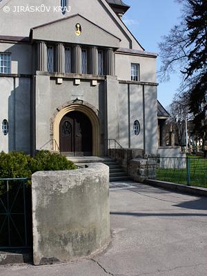 Prostor před vstupním portálem