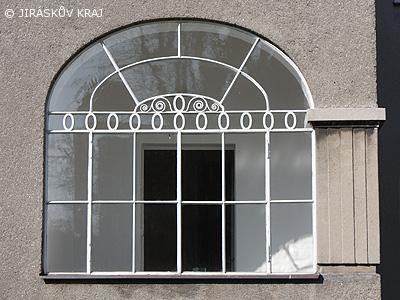 Okno verandy na faře